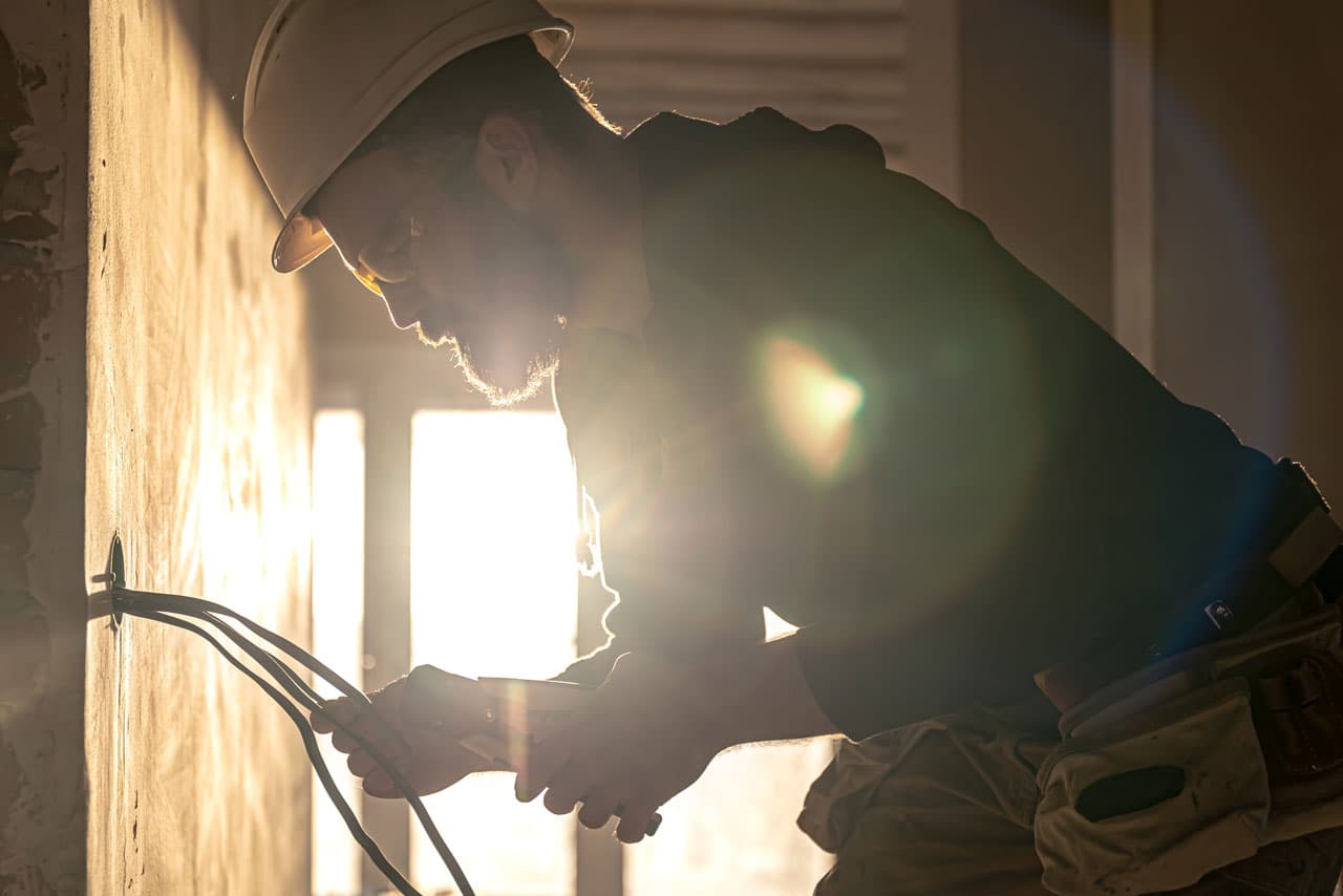 Elektriker i arbeid